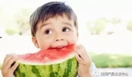 小孩童年吃瓜,那些年我们一起吃过的瓜