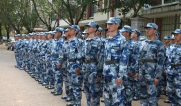 军训在旁边吃瓜,一场别开生面的“瓜事”