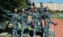 吃瓜军训舞蹈表演,吃瓜学子演绎活力四射的青春舞蹈