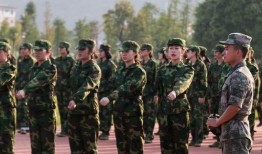 军训在旁边吃瓜,一场别开生面的“瓜事”