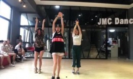 吃瓜女生跳舞,活力四溢展现独特魅力