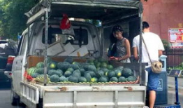 邵阳河边吃瓜,街头巷尾欢声笑语