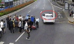 路边吃瓜被车撞