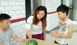 父母吃儿子瓜,温馨家庭时光