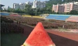 军训在旁边吃瓜,一场别开生面的“瓜事”