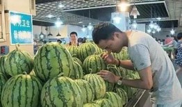 大妈吃不起瓜,瓜果之困与生活之选