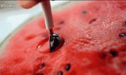 隔着玻璃吃瓜,品味瓜果的清新与甘甜