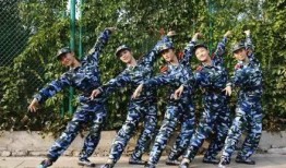 吃瓜军训舞蹈表演,吃瓜学子演绎活力四射的青春舞蹈