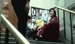 女子在警局吃瓜,女子现场“吃瓜”见证抓捕过程