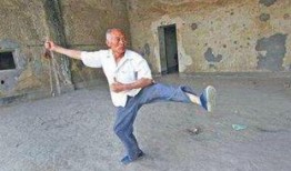 大爷吃瓜不给钱,引发社会热议