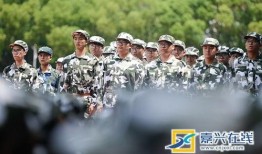 军训在旁边吃瓜,一场别开生面的“瓜事”