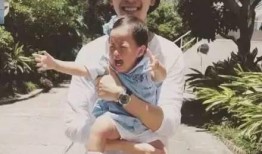 抱着娃娃吃瓜,温馨亲子时光