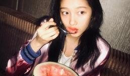 女生发了吃瓜,女生朋友圈“吃瓜”背后的秘密