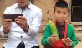 父母吃儿子瓜,温馨家庭时光