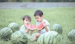 抱着娃娃吃瓜,温馨亲子时光