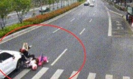 路边吃瓜被车撞